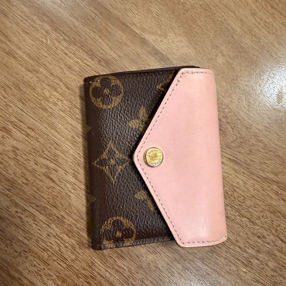 Louis Vuitton Victorine Wallet – Monogram / Rose Ballerine Pink